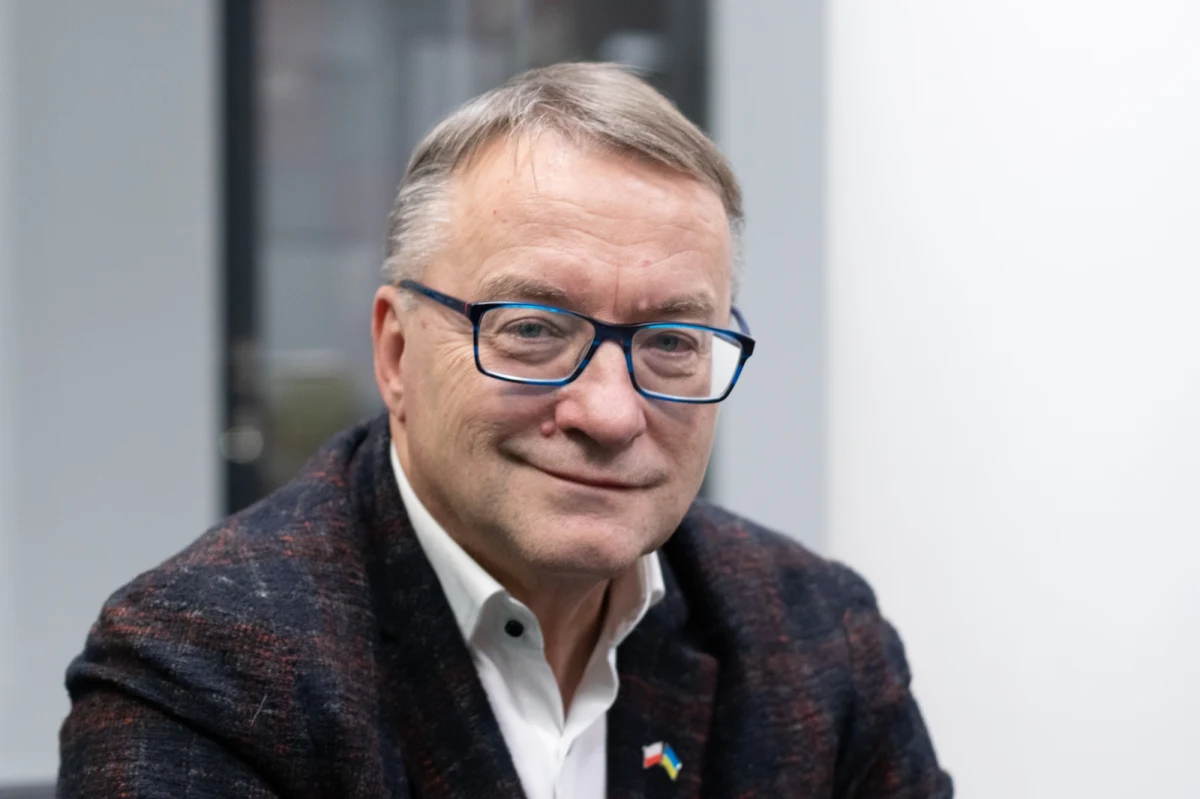 "16 października w służbach - zwłaszcza wojskowych - zapadła decyzja o likwidacji dokumentów tzw. niearchiwalnych. De facto można likwidować wszystko" - powiedział w rozmowie z dziennikarzem RMF FM Krzysztofem Zasadą Marek Biernacki - były minister koordynator służb specjalnych, powołując się na nieoficjalne informacje, które do niego dotarły. Jak stwierdził, decyzje o niszczeniu dotyczą dokumentów, które są aktualnie w obiegu. Według Biernackiego, nowa większość parlamentarna, rozliczając 8 lat rządów Zjednoczonej Prawicy, powinna zbadać tę sprawę.