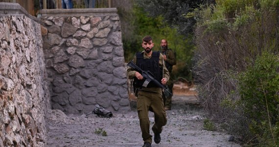 Proirańskie ugrupowanie terrorystyczne Hezbollah próbuje wciągać Liban w niepotrzebną wojnę z naszym krajem. Strona libańska z pewnością nie odniesie z tego korzyści - oznajmił w rozmowie ze stacją CNN Jonathan Conricus, jeden z rzeczników izraelskiej armii. Hezbollah w ostatnich dniach zintensyfikował ostrzały wymierzone w Izrael.