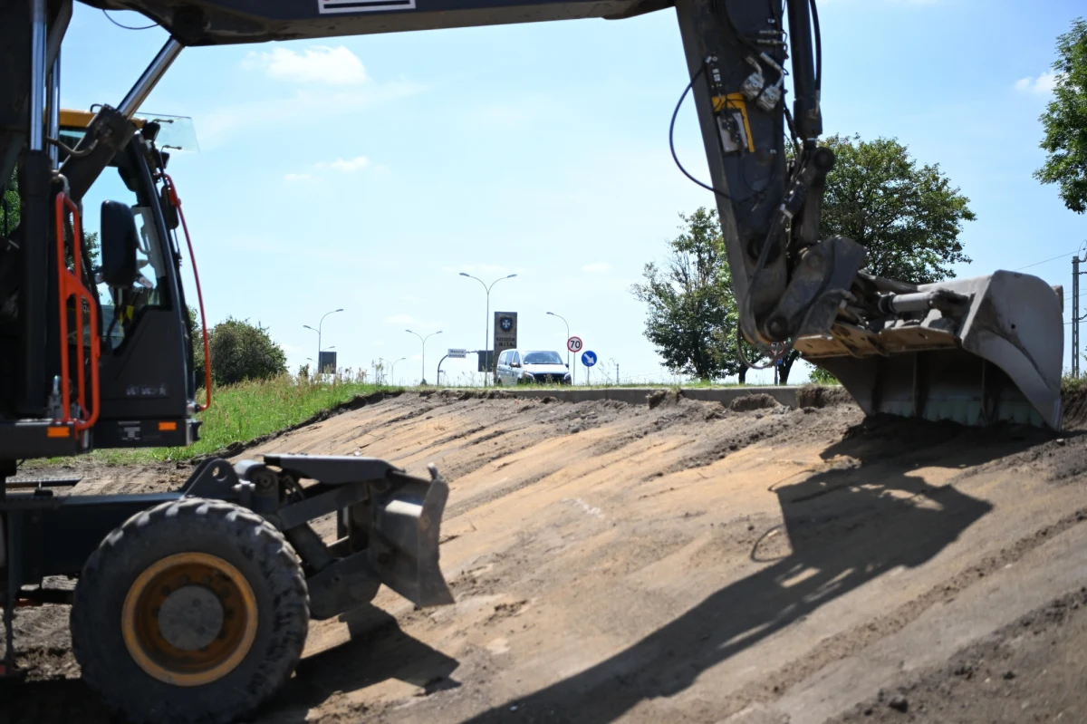 W piątek na przebudowywanej ul. Warszawskiej w Rzeszowie rozpocznie się układanie ostatniej warstwy nawierzchni na skrzyżowaniu z ulicą Myśliwską. Kierowcy będą musieli korzystać z objazdów.



