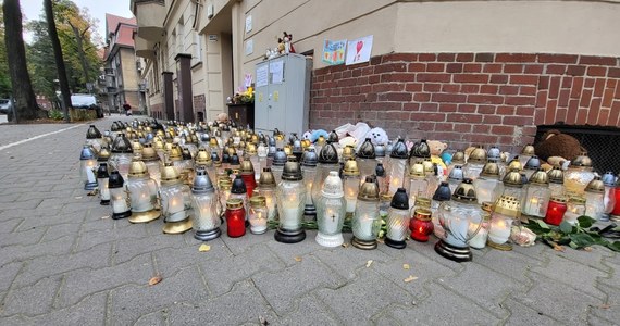 Prokurator czeka na zgodę lekarzy, by móc przesłuchać 71-letniego Zbysława C. Wczoraj mężczyzna zaatakował nożem 5-letniego Maurycego na ul. Karwowskiego na poznańskim Łazarzu. Chłopczyk zmarł w szpitalu. 