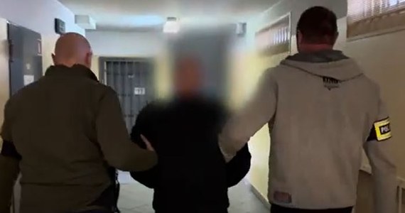 Policjanci z Mysłowic zatrzymali 32-letniego Gruzina podejrzanego o kradzież pół miliona złotych. Torba z gotówką zniknęła z samochodu, w którym ktoś przebił opony. Po dokonaniu przestępstwa mężczyzna wrócił do swojej ojczyzny, a kiedy znów przyjechał do Polski wpadł w ręce śledczych.