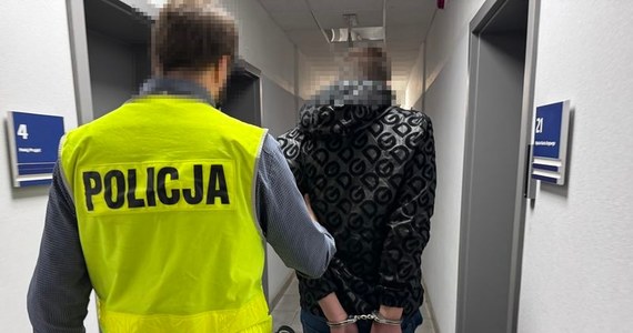 Policjanci z Wejherowa zatrzymali sprawcę znęcania się nad kotem. 23-latek m.in kopał zwierzę i uderzał nim o ziemię. Mężczyzna odpowie za zabicie kota ze szczególnym okrucieństwem. Za to przestępstwo grozi kara do 5 lat pozbawienia wolności. 