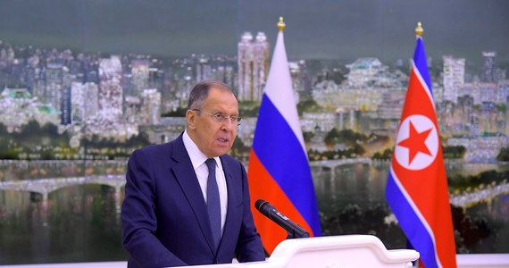 Minister spraw zagranicznych Rosji Siergiej Ławrow powiedział, że poleci rosyjskim turystom wypoczynek w Korei Północnej. Wcześniej szef rosyjskiego MSZ podziękował Pjongjangowi za "wsparcie" i zaoferował "solidarność" Moskwy.