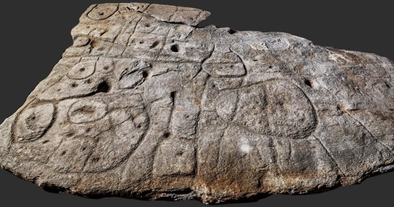 Płyta z Saint-Bélec czekała na odkrycie przez 4 tys. lat, a kiedy już trafiła w ręce naukowców, ci potrzebowali ponad 100 lat, żeby zrozumieć, z czym naprawdę mają do czynienia. To "mapa skarbów"!