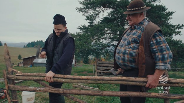 Od zarania dziejów na najwyższych szczytach żyje odosobniona społeczność. Stanowią najbardziej niezwykłą i odrębną grupę etniczną w Polsce. Wyróżnia ją gwara, oryginalne stroje, muzyka, kultura, architektura, zwyczaje i hardy charakter. Od wieków w ten sam sposób juhasi wypasają owce a kobiety wyrabiają oscypek. Serial „Górale” opowiada o tym jak czas zatrzymał się w Górach. Ludzie gór maja spokój wewnętrzny, wiedzą że nic nie muszą, nigdzie się nie spieszą – akceptują co im daje los, żyją w symbiozie z naturą, górami oraz porami roku. Jak mówi Staszek, jeden z bohaterów serii – „Aby tak żyć trzeba się urodzić w górach, albo sobie na takie życie zasłużyć.” Cykl „Górale” ukazuje życie ludzi gór, kamera towarzyszy im przy pracy, przy wypoczynku. Widzowie będą mogli przezywać z bohaterami ich radość, jak również obserwować porażki.