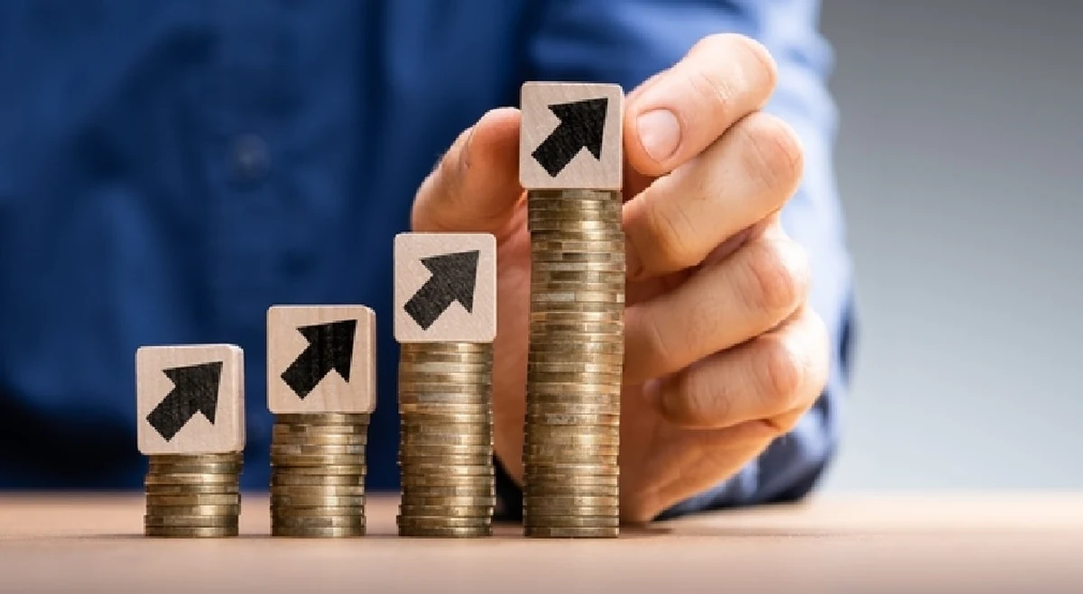 Główny Urząd Statystyczny poinformował, że w Polsce odnotowano właśnie najwyższy od półtora roku realny wzrost wynagrodzeń. W niektórych branżach podwyżki są bardziej znaczące niż w innych. O ile więcej zarabiają Polacy i jakie są dalsze prognozy dotyczące zarobków?