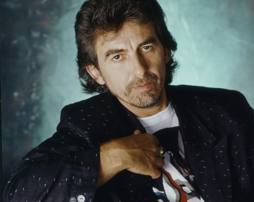 George Harrison był jednym z Beatlesów. Muzyk zmarł w 2001 roku pozostawiając w żałobie żonę Olivię i jedynego syna, Dhaniego. Młodzieniec miał wówczas 23 lata. Dhani Harrison wydał właśnie swój kolejny album, a fani jego ojca zachwycają się niezwykłym podobieństwem między nimi.