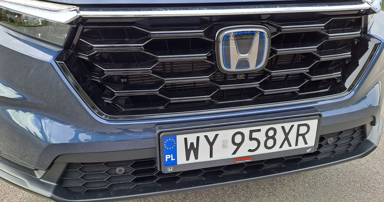 Odrywają znaczki i rzucają na ziemię. Złodzieje szukają tego co za nimi