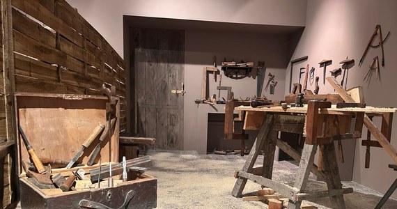 Ponad 300 wiekowych narzędzi do obróbki drewna trafiło na nową wystawę w Muzeum Narodowym w Szczecinie. Eksponaty pokazują, czego w swojej pracy używali drwale, stolarze, kołodzieje czy wytwarzający beczki bednarze.