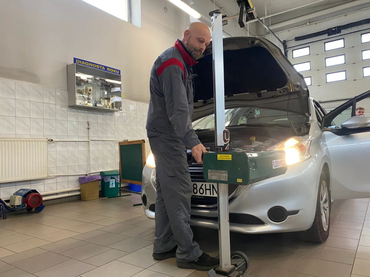 W całym kraju, także w województwie pomorskim, rusza akcja policyjna "Twoje światła, nasze bezpieczeństwo". Mundurowi podczas kontroli drogowych sprawdzają, czy mamy w aucie sprawne świata. Do 9 grudnia będzie można to sprawdzić w ramach akcji darmowych kontroli. W Pomorskiem można to zrobić w 59 stacjach diagnostycznych.

