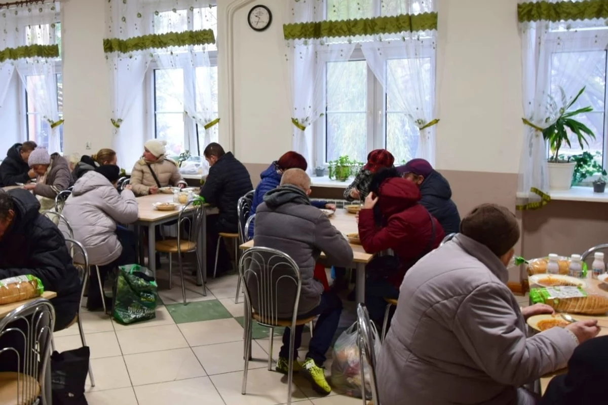 "Jeśli prognozy przewidują spadek temperatur, to dla nas znak, że musimy przygotować więcej porcji gorącej zupy i zamówić więcej bochenków chleba, by nikt nie wyszedł od nas głodny" - powiedziała prezes Bractwa Miłosierdzia Sylwia Niemirowska. Z ciepłego posiłku w kuchni Brata Alberta codziennie korzysta około 300 potrzebujących. A finanse Bractwa są w kiepskiej sytuacji. Organizacja prosi o wsparcie. 