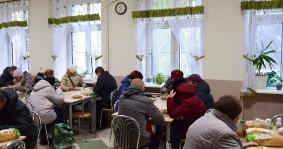 "Jeśli prognozy przewidują spadek temperatur, to dla nas znak, że musimy przygotować więcej porcji gorącej zupy i zamówić więcej bochenków chleba, by nikt nie wyszedł od nas głodny" - powiedziała prezes Bractwa Miłosierdzia Sylwia Niemirowska. Z ciepłego posiłku w kuchni Brata Alberta codziennie korzysta około 300 potrzebujących. A finanse Bractwa są w kiepskiej sytuacji. Organizacja prosi o wsparcie. 