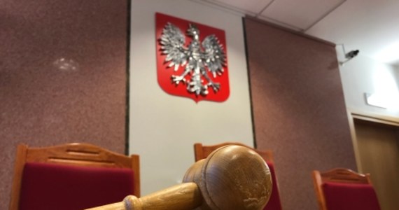 24 osoby zasiadły na ławie oskarżonych w procesie, który rozpoczął się przed Sądem Okręgowym w Kielcach. Dotyczy on wyłudzenia unijnych dotacji i nienależnego podatku VAT. Wśród oskarżonych jest m.in. były senator Eryk S.