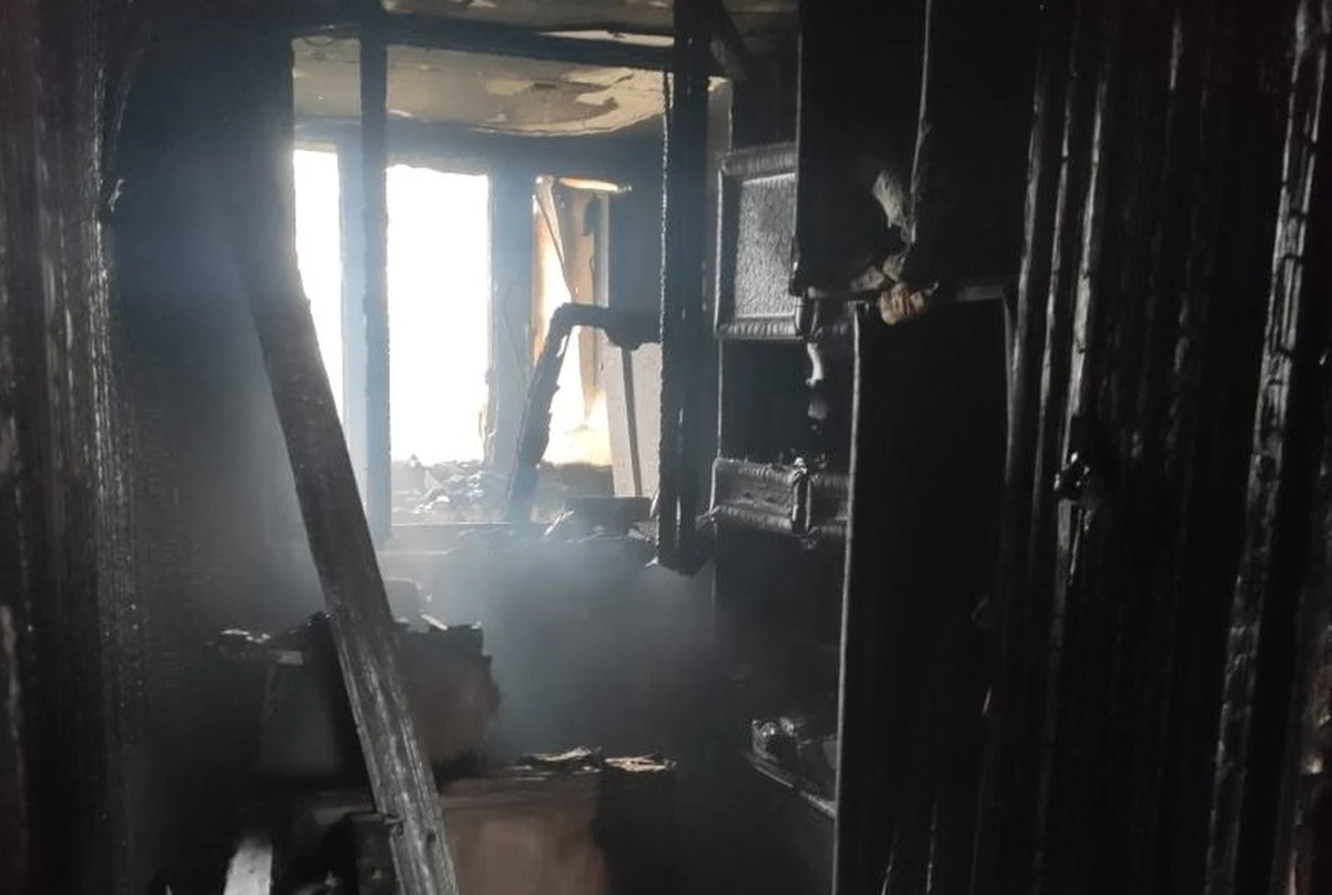 Dwie osoby zostały zabrane do szpitala w wyniku pożaru mieszkania w jednym z bloków w Lubinie na Dolnym Śląsku. Jako pierwsi na miejsce zdarzenia dotarli policjanci.