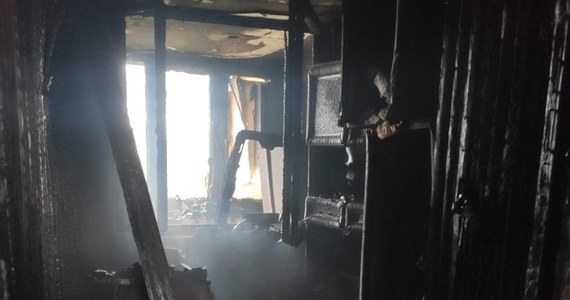 Dwie osoby zostały zabrane do szpitala w wyniku pożaru mieszkania w jednym z bloków w Lubinie na Dolnym Śląsku. Jako pierwsi na miejsce zdarzenia dotarli policjanci.