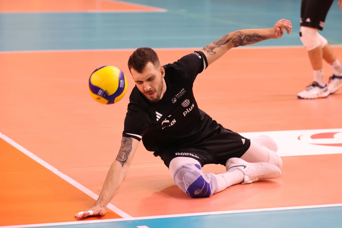 Po długiej przerwie do gry na ligowych parkietach wracają siatkarze. W sezonie reprezentacyjnym Biało-Czerwoni dali nam mnóstwo powodów do radości, zdobywając mistrzostwo Europy, wygrywając Ligę Narodów i zdobywając olimpijską kwalifikację. Teraz siatkarskie gwiazdy będziemy mogli oglądać na parkietach Plus Ligi. Głównymi faworytami do złota pozostają Jastrzębski Węgiel i Grupa Azoty ZAKSA Kędzierzyn-Koźle. Grupa pretendentów jest jednak spora.