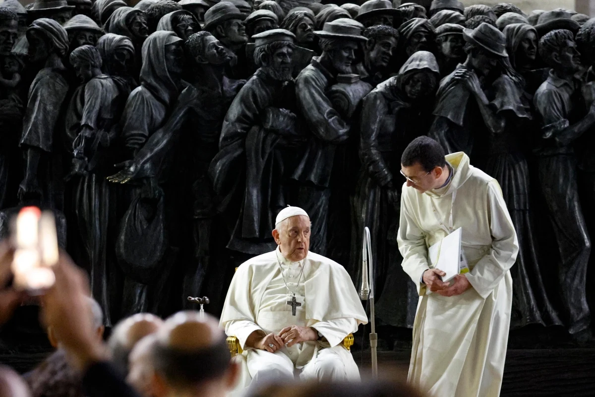 ​Papież Franciszek przewodniczył w czwartek wieczorem modlitwie za migrantów i uchodźców, przy przedstawiającej ich rzeźbie na placu św. Piotra. Mówił, że cierpienie migrantów "woła o pomstę do nieba". "Są porywani, więzieni, wyzyskiwani i zniewalani. Są poniżani, torturowani i gwałceni" - wyliczył.