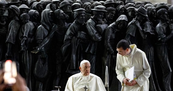 ​Papież Franciszek przewodniczył w czwartek wieczorem modlitwie za migrantów i uchodźców, przy przedstawiającej ich rzeźbie na placu św. Piotra. Mówił, że cierpienie migrantów "woła o pomstę do nieba". "Są porywani, więzieni, wyzyskiwani i zniewalani. Są poniżani, torturowani i gwałceni" - wyliczył.