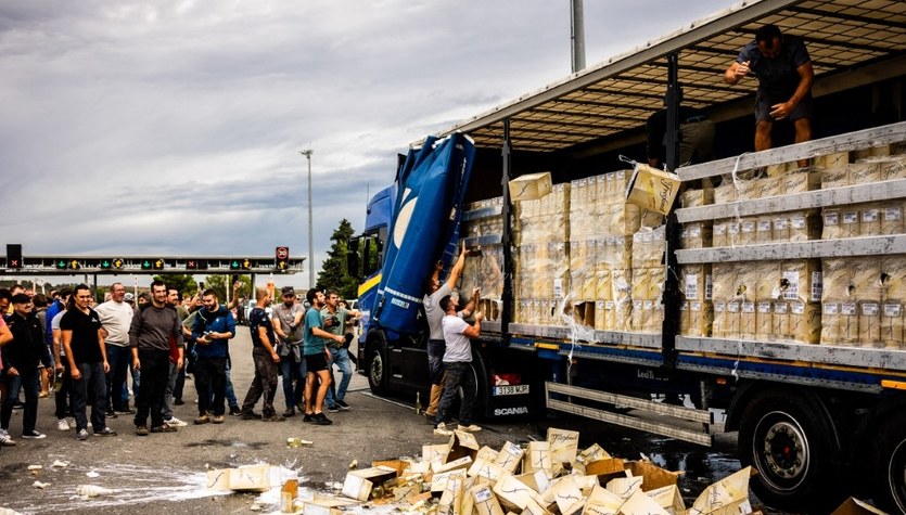  Winiarze we Francji są wściekli. Trunki wylewają na ulice