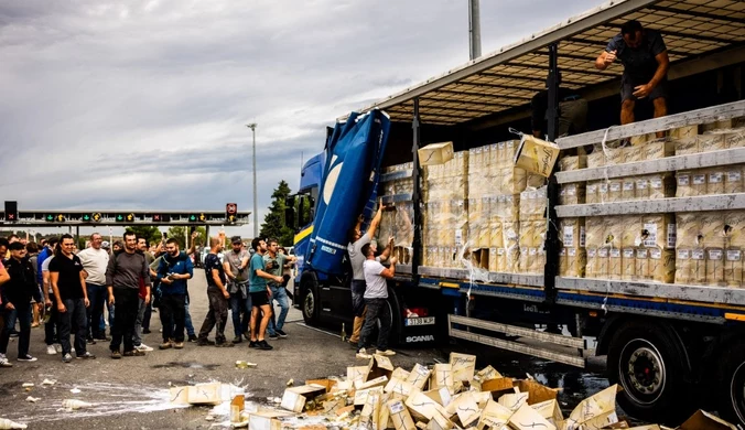 Winiarze we Francji są wściekli. Wylewają trunki 