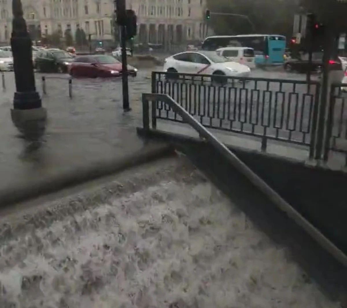 W czwartek nawiedziła Hiszpanię burza Aline. Służby ratunkowe i straż pożarna interweniowały na terenie kraju ponad tysiąc razy. Ulewy sparaliżowały centrum Madrytu. Ogłoszono czerwony, najwyższy stopień alertu pogodowego. W piątek w departamencie Alpy Nadmorskie na południu Francji będzie obowiązywał czerwony alarm pogodowy z powodu intensywnych opadów deszczu i możliwych powodzi – podaje dziennik „Le Figaro”. 