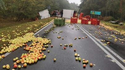 Wypadek z udziałem ciężarówki. Na drogę wysypały się jabłka 