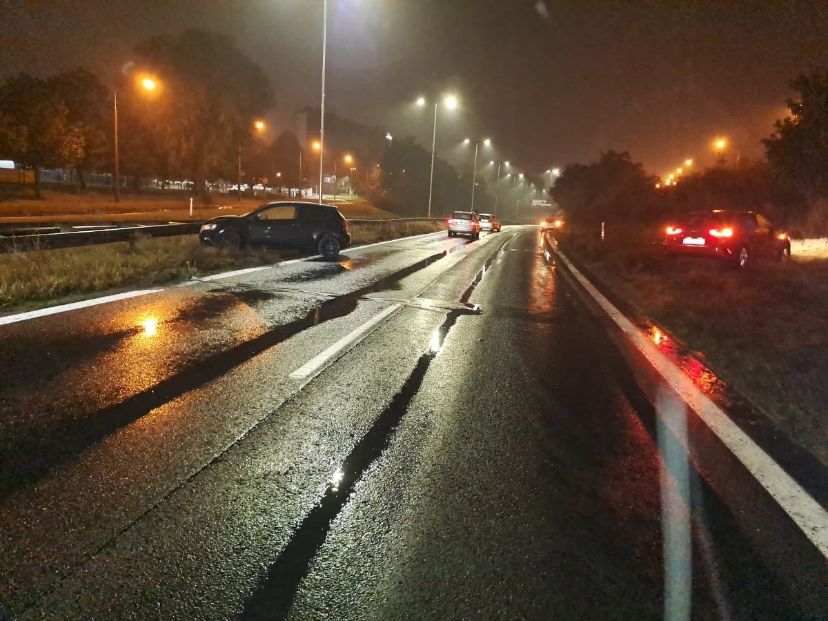 Pięć osób zostało poszkodowanych w wypadku, do którego doszło późnym wieczorem w czwartek na ul. Dąbrowskiego w Poznaniu. W zdarzeniu brały udział łącznie cztery samochody. Stan jednej z rannych osób jest ciężki. 