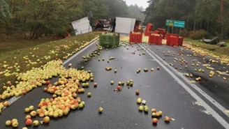 Zderzenie trzech pojazdów na Mazowszu. Jabłka zasypały drogę 