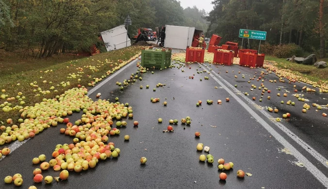 Zderzenie trzech pojazdów na Mazowszu. Jabłka zasypały drogę 
