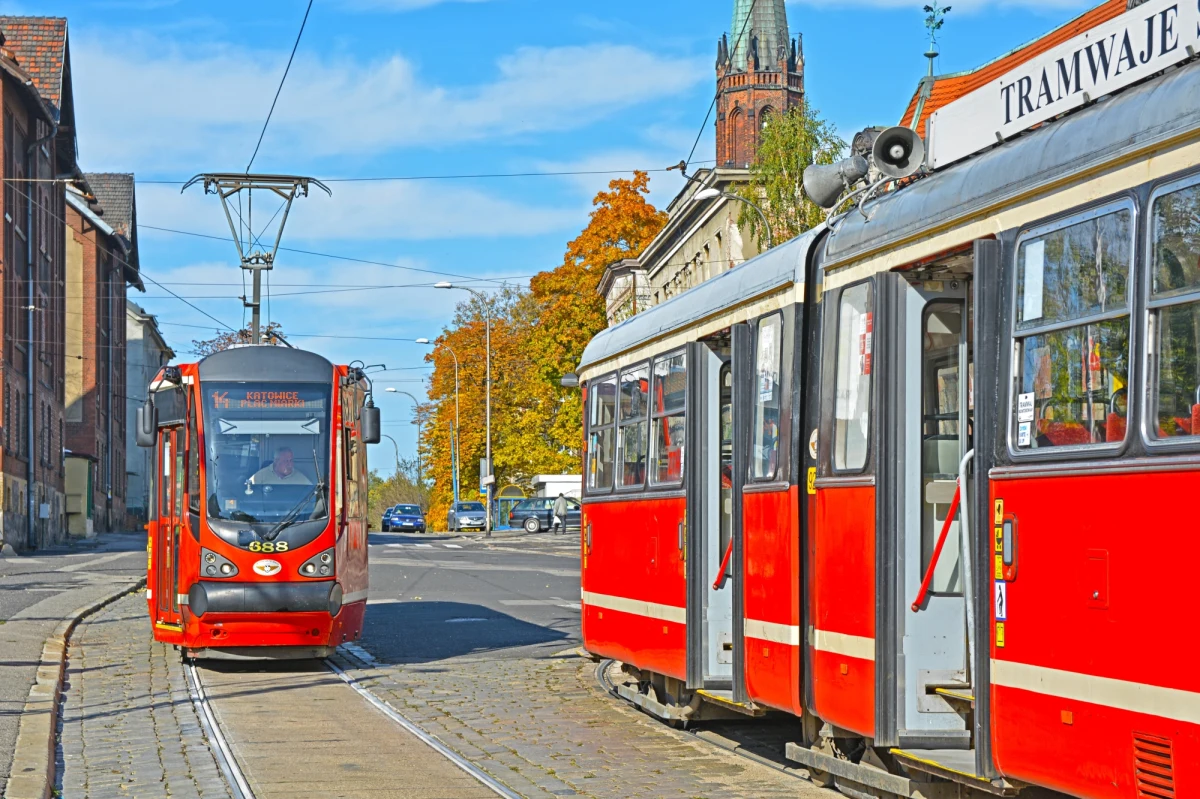 Od soboty do środy włącznie nie będą kursowały tramwaje między Katowicami a Chorzowem wzdłuż ul. Chorzowskiej. Przerwa ma związek z budową nowej linii tramwajowej wzdłuż ul. Grundmanna w Katowicach. Prace dobiegają już końca - to ostatnie wstrzymanie ruchu tramwajów na ul. Chorzowskiej wynikające z tej inwestycji – zapewniają Tramwaje Śląskie. 