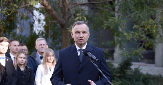 Prezydent Andrzej Duda zapowiedział, o czym będzie rozmawiał z przedstawicielami komitetów wyborczych partii, które weszły do Sejmu. "Będę pytał przedstawicieli komitetów wyborczych o potencjalnych kandydatów na premiera, o plany na przyszłość i politykę gospodarczą, energetyczną oraz obronności" - zapowiedział w wywiadzie dla "Tygodnika Solidarność". Wyjaśnił też, dlaczego opozycja ma szczęście, że to on jest prezydentem.  