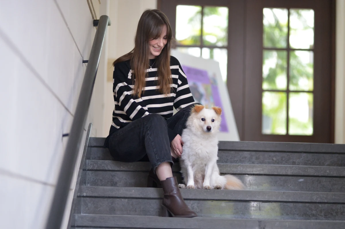 Z psem lub kotem na uczelnię. Tak jest na Uniwersytecie Przyrodniczym we Wrocławiu. Studenci i pracownicy, którzy z różnych powodów nie chcą zostawiać swoich czworonogów bez opieki, mogą zabrać je ze sobą do pracy i na zajęcia.
