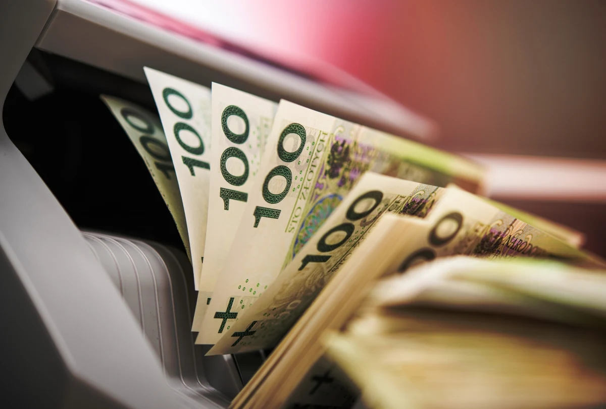 Fałszywe stuzłotówki wprowadzali do obiegu 25-latek i 34-latka z Prochowic na Dolnym Śląsku. Grozi im do 10 lat wolności.