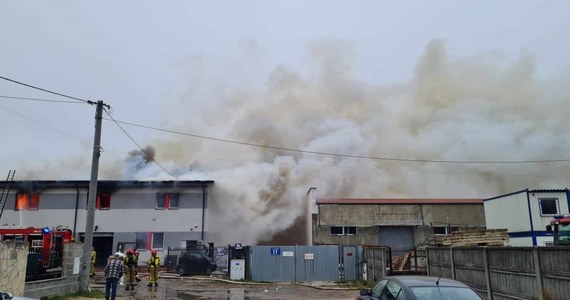 Jedna osoba została poszkodowana w pożarze zakładu lakierniczego w Słupnie koło Wołomina na Mazowszu. Trwa akcja gaśnicza.