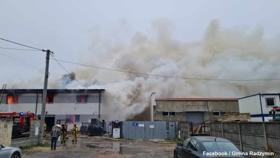 Pożar zakładu lakierniczego w Słupnie. Jedna osoba poszkodowana