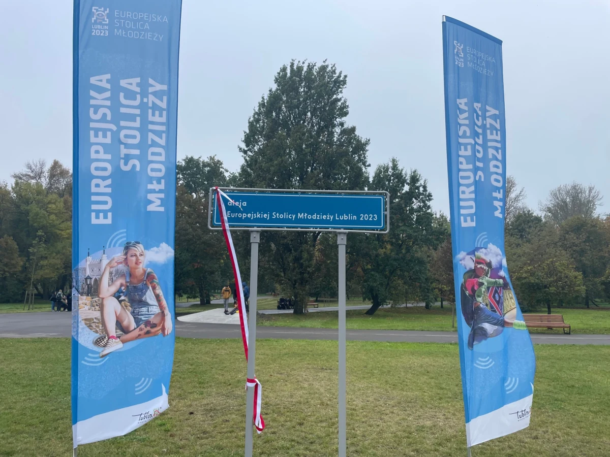 Alei w Parku Ludowym w Lublinie nadano oficjalnie nazwę Europejskiej Stolicy Młodzieży Lublin 2023, posadzono w tym miejscu pamiątkowe drzewo i zakopano kapsułę czasu dla przyszłych pokoleń - to uroczystości, które odbyły się dziś w stolicy województwa lubelskiego. "W tym wyjątkowym 2023 roku Lublinem rządzi młodzież, która dzięki wsparciu miasta zyskuje kolejne szanse rozwoju, realizacji swoich pomysłów i pasji oraz spełniania marzeń" - powiedział podczas ceremonii prezydent miasta Krzysztof Żuk.