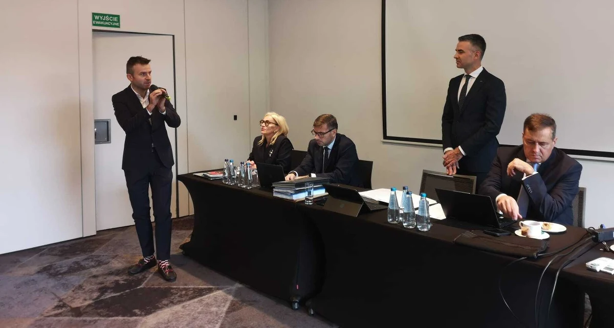 Dziennikarz RMF FM Michał Dobrołowicz odebrał dziś statuetkę Złotej Wagi. Jest to nagroda przyznawana od 18 lat przez Naczelną Radę Adwokacką. Statuetkę wręczył prezes rady Przemysław Rosati w czasie trwających w Katowicach uroczystych obchodów 100-lecia samorządu adwokatów.