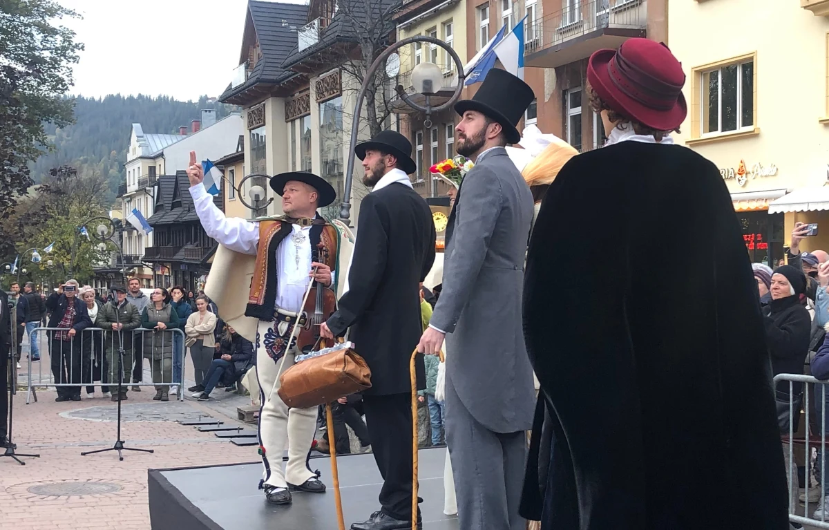 Zakopane obchodzi 90-lecie nadania praw miejskich. Z tej okazji na Krupówkach została dziś otwarta wystawa pn. "Jak po Tatrach... chadzano". Można było na niej zobaczyć modę turystyczną, wydarzeniu towarzyszył pokaz mody.