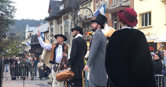 Zakopane obchodzi 90-lecie nadania praw miejskich. Z tej okazji na Krupówkach została dziś otwarta wystawa pn. "Jak po Tatrach... chadzano". Można było na niej zobaczyć modę turystyczną, wydarzeniu towarzyszył pokaz mody.