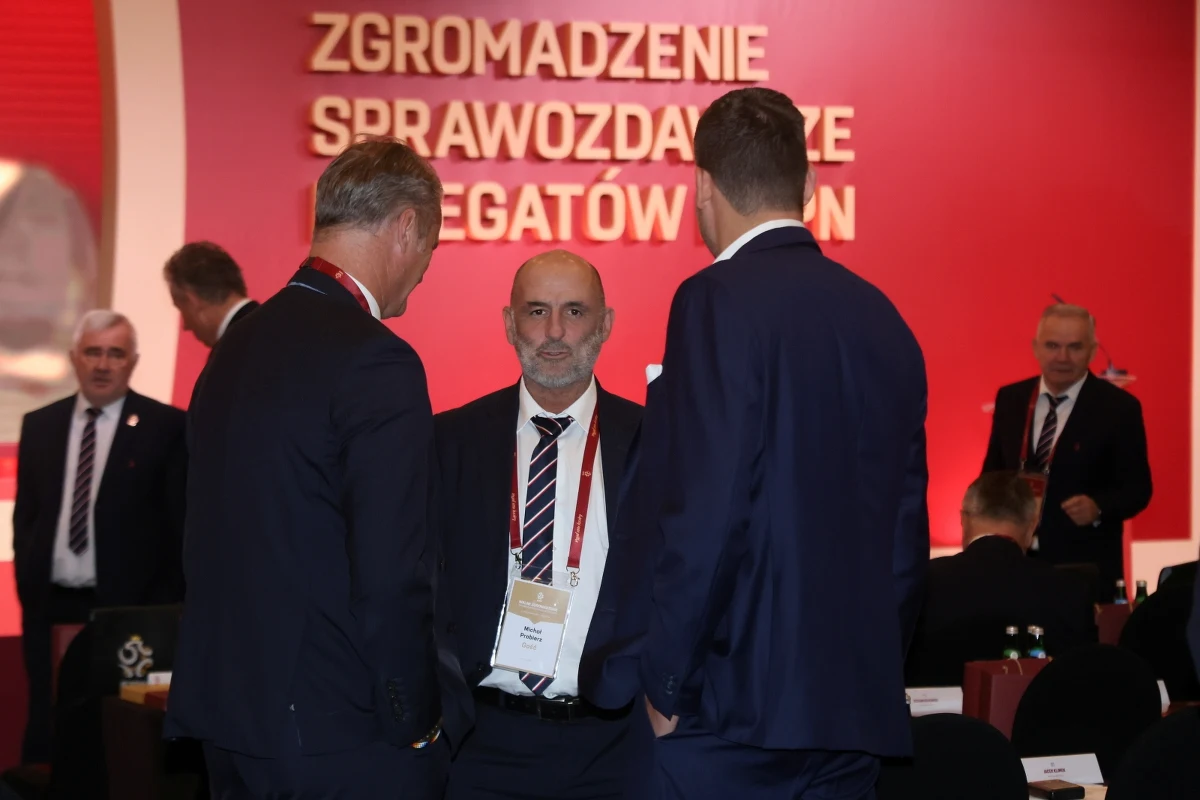 Selekcjoner polskich piłkarzy Michał Probierz zapowiedział podczas piątkowego zjazdu PZPN, że wciąż będzie podejmować trudne decyzje i odmładzać kadrę narodową. "To jedyna droga dla tej reprezentacji" - dodał.