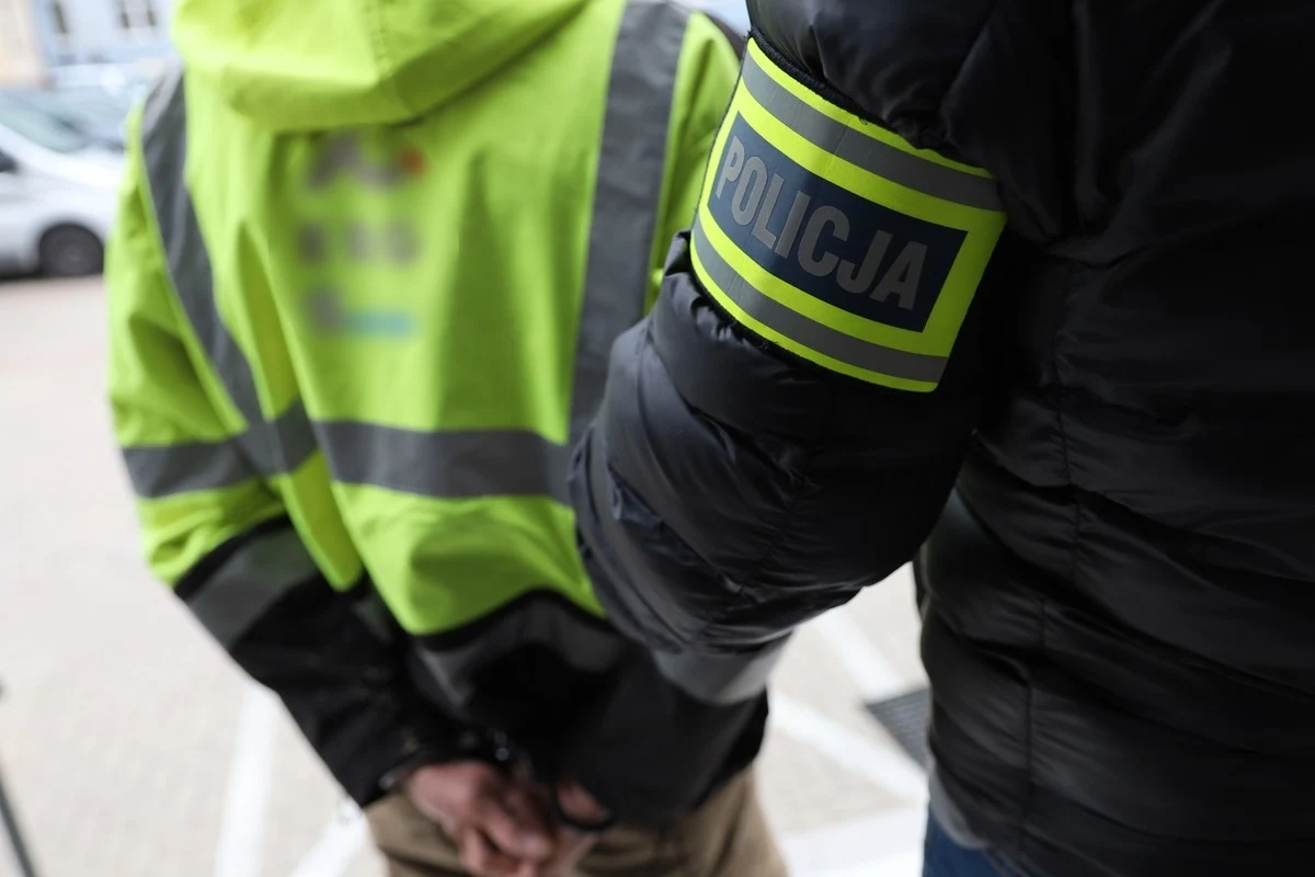 Wyłudził 17 tys. złotych metodą "na policjanta", a po oszustwie zadzwonił do poszkodowanej i zapytał o to, czy dobrze udawał mundurowego. Grozi mu nawet 12 lat pozbawienia wolności.