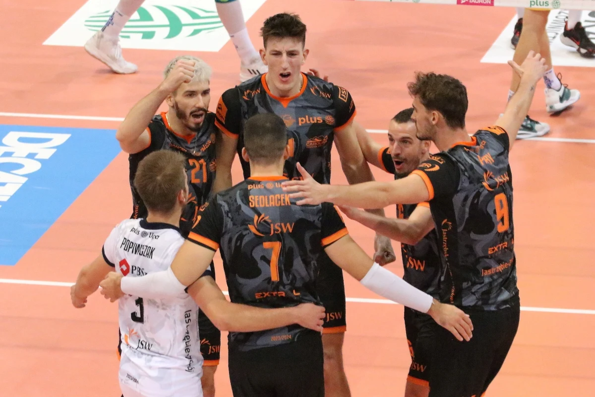 Plus Liga siatkarzy zainaugurowała rozgrywki w nowym sezonie. ​Broniący tytułu zawodnicy Jastrzębskiego Węgla pokonali na wyjeździe PSG Stal Nysa 3:0 (25:19, 30:28, 25:22). Miejscowi wystąpili bez swojego najlepszego zawodnika Macieja Muzaja.