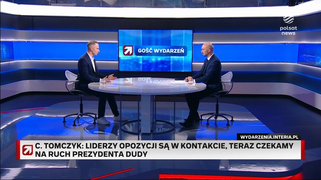 Cezary Tomczyk został zapytany w ‘’Gościu Wydarzeń’’, czy PO oczekuje, że prezydent Andrzej Duda powierzy dzisiejszej opozycji tworzenie rządu. - Nie wiem, czy jest to kwestia oczekiwania. Prezydent powinien po prostu stanąć na wysokości zadania - powiedział. - Prezydent musi uszanować wolę narodu, tutaj nikt nikomu nie robi łaski. Prawie 12 mln ludzi wypowiedziało się w jasny sposób za zmianą władzy w Polsce - dodał. Jak podkreślił, ważnie jest, że rząd zostanie stworzony już "w pierwszym kroku". - Rząd Morawieckiego stracił mandat do rządzenia. Polacy nie tylko powiedzieli, kto ma rządzić Polską, ale powiedzieli też, kto ma nie rządzić Polską - PiS ma nie rządzić Polską. Nie ma większości w Sejmie już teraz, wiemy to ponad wszelką wątpliwość (…) To każde dwa tygodnie, jeżeli chodzi o naprawę państwa, każde dwa tygodnie tej propagandy, która ciągle się sączy w TVP, każde dwa tygodnie drenowania spółek państwa, a wiemy, co tam się teraz dzieje - odprawy, nagrody, niszczenie materiałów. To wszystko dzieje się prawie na naszych oczach - mówił. - Im szybciej się to skończy tym lepiej - dodał. Cezary Tomczyk przekazał, że na rozmowy do Pałacu Prezydenckiego we wtorek najprawdopodobniej pójdzie Donald Tusk. - Prezydent Andrzej Duda na pewno powinien być rozsądny. To kwestia odpowiedzialności za kraj. Naród w tej sprawie zadecydował. Prezydent Duda stoi na czele narodu jako najwyższy reprezentant. To od kogo my możemy oczekiwać spełnienia tego konstytucyjnego obowiązku, jakim jest wyłonienie rządu, który ma zaplecze parlamentarne i większość w Sejmie. Sprawa jest jasna - powiedział. - Nie ciągnijmy spektaklu przekazywania władzy o kolejne tygodnie, bo jest mnóstwo rzeczy do zrobienia. Ludzie czekają na nasze konkrety, na spełnienie naszego programu, na kwestie dotyczące KPO - dodał.