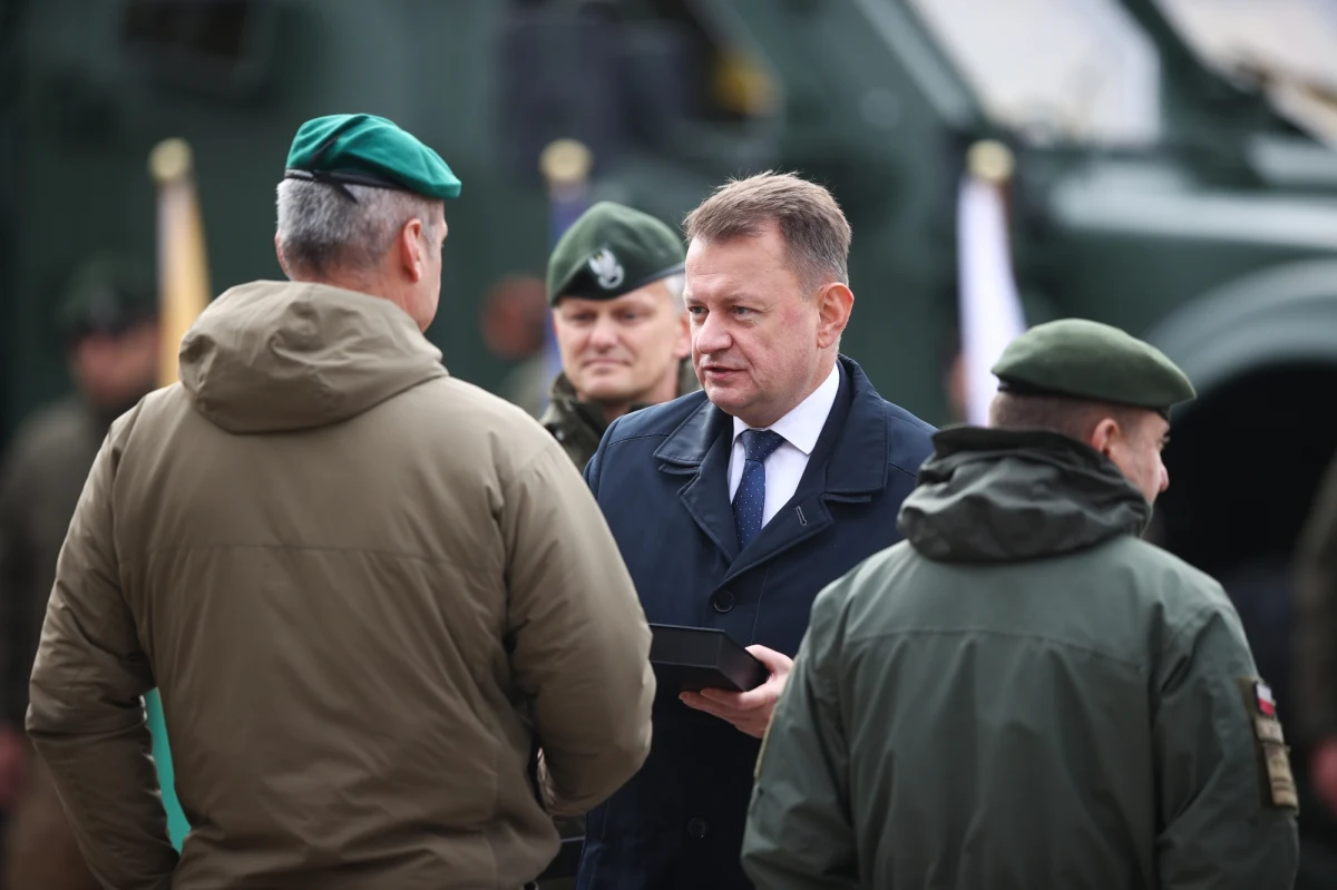 Szef MON Mariusz Błaszczak zareagował na słowa Tomasza Siemoniaka w Popołudniowej rozmowie w RMF FM, gdzie wiceszef PO stwierdził, że Polska ze względu na swoją demografię nie będzie w stanie sformować 300-tysięcznej armii. "Słowa Tomasza Siemoniaka oznaczają więc zwolnienia w Siłach Zbrojnych RP" - skomentował Błaszczak.