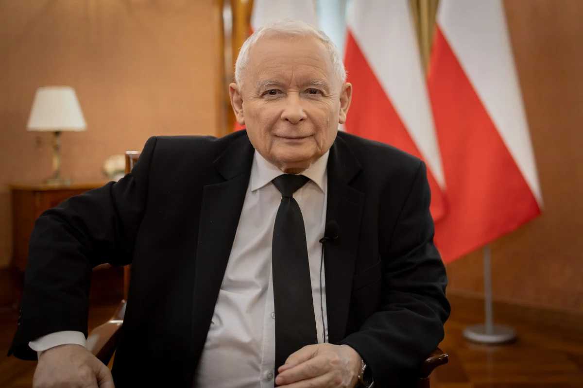 Ryszard Czarnecki stoi murem za Jarosławem Kaczyńskim. Europoseł jest zdania, że wysłanie prezesa Prawa i Sprawiedliwości na emeryturę to "gorzej niż zbrodnia, to błąd".