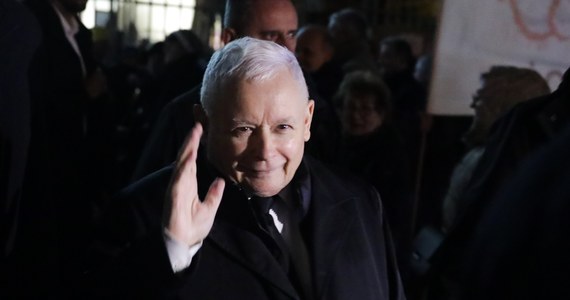 Jarosław Kaczyński przyznał, że wynik wyborów parlamentarnych, chociaż gwarantujący PiS pierwsze miejsce, można postrzegać w kategoriach porażki. Prezes partii podkreślił, że w czasie kampanii nastąpił "szereg błędów". Zaznaczył jednak, że szczegółowa analiza tego, co wydarzyło się 15 października musi przynieść odpowiedź na pytanie: jak wygrać ponownie.
