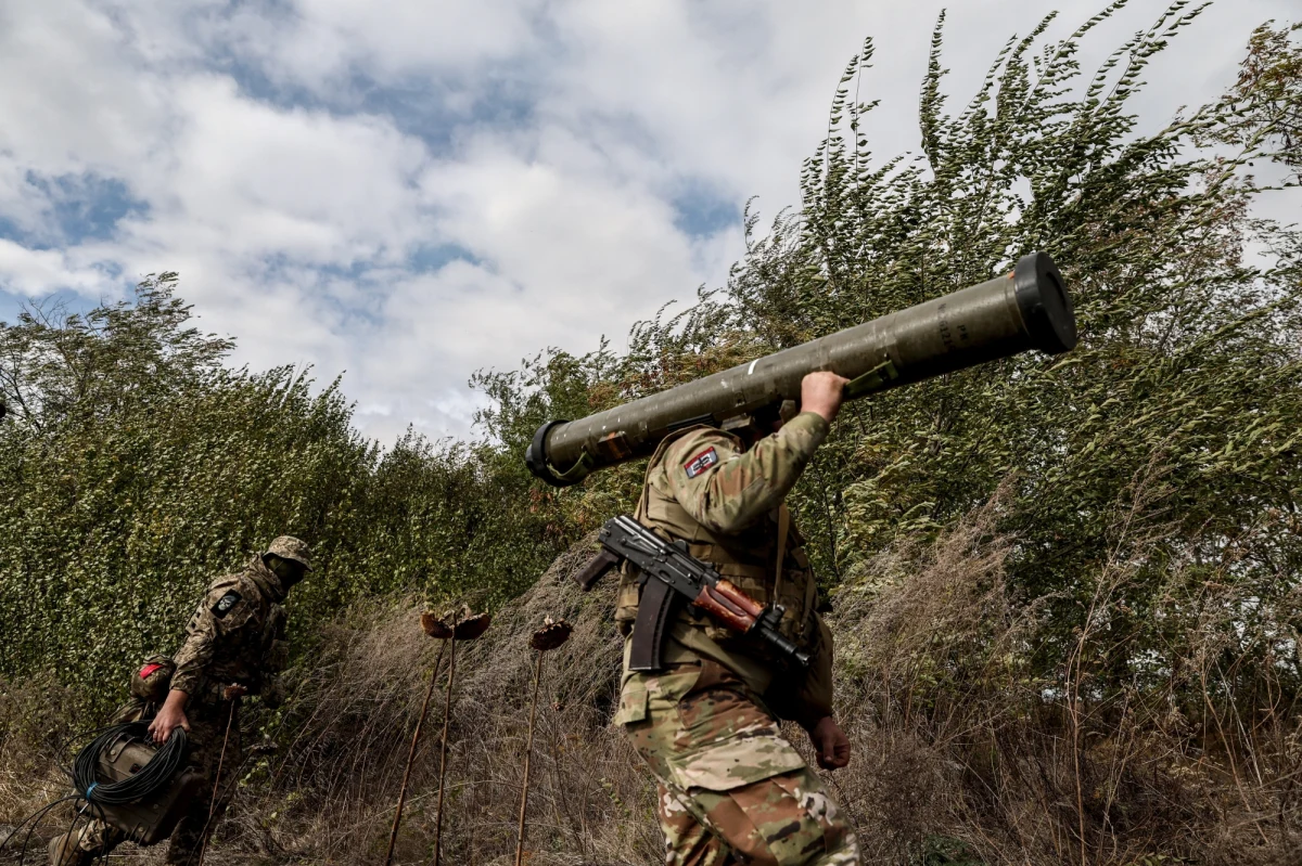 Walka pod Awdijiwką w obwodzie donieckim na wschodzie Ukrainy to będzie długa gra - ocenia Iwan Tymoczko, szef rady rezerwistów wojsk lądowych Sił Zbrojnych Ukrainy. Wczoraj atak ofensywny pod Awdijiwką wznowiły rosyjskie wojska i - jak podaje w najnowszej analizie amerykański Instytut Studiów nad Wojną (ISW) - osiągnęły nieznaczny postęp. „New York Times” donosi, że w wojnie Rosji przeciwko Ukrainie biorą udział setki młodych ludzi z dalekiego Nepalu. "Część z nich zaciąga się do rosyjskiej armii, kuszona zarobkami, inni są po stronie Ukrainy" - pisze dziennik. Sobota to 604. dzień wojny Rosji przeciwko Ukrainie. Najważniejsze informacje na temat tego, co dzieje się za naszą wschodnią granicą, znajdziecie w naszej relacji z 21.10.2023 r.