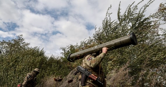 Walka pod Awdijiwką w obwodzie donieckim na wschodzie Ukrainy to będzie długa gra - ocenia Iwan Tymoczko, szef rady rezerwistów wojsk lądowych Sił Zbrojnych Ukrainy. Wczoraj atak ofensywny pod Awdijiwką wznowiły rosyjskie wojska i - jak podaje w najnowszej analizie amerykański Instytut Studiów nad Wojną (ISW) - osiągnęły nieznaczny postęp. „New York Times” donosi, że w wojnie Rosji przeciwko Ukrainie biorą udział setki młodych ludzi z dalekiego Nepalu. "Część z nich zaciąga się do rosyjskiej armii, kuszona zarobkami, inni są po stronie Ukrainy" - pisze dziennik. Sobota to 604. dzień wojny Rosji przeciwko Ukrainie. Najważniejsze informacje na temat tego, co dzieje się za naszą wschodnią granicą, znajdziecie w naszej relacji z 21.10.2023 r.