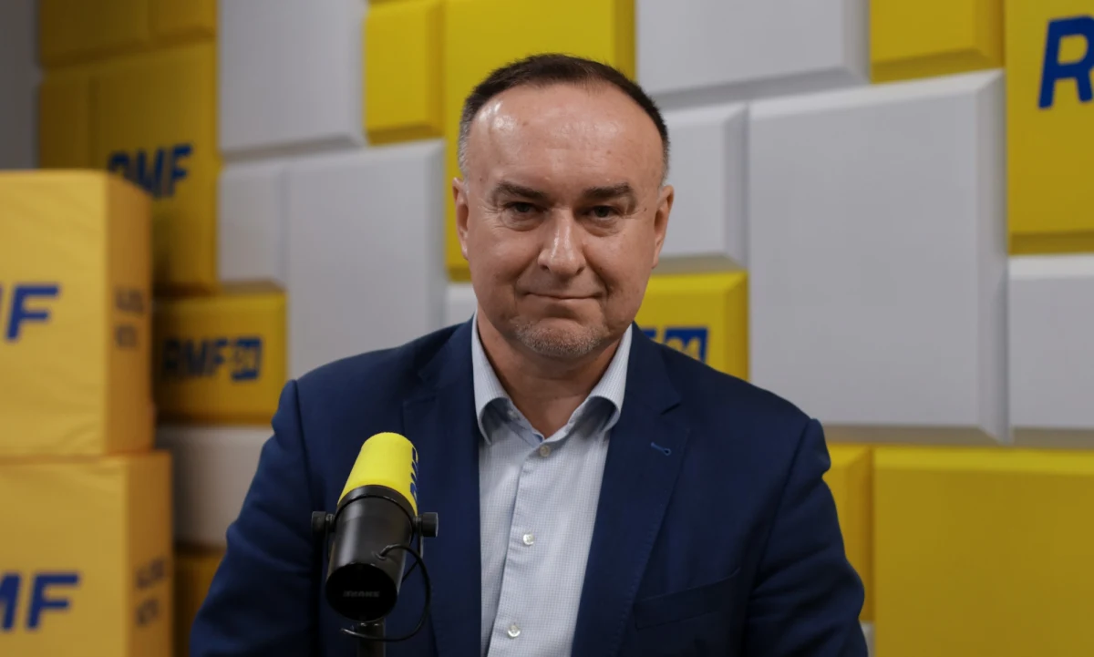 "PiS w tym roku żadnego rządu nie stworzy. Nikt z naszych posłanek i posłów, ani osób decyzyjnych w sojuszu Trzecia Droga nie połakomi się na te różne obietnice, bardzo brzydkie, ze strony PiS. Prawo i  i Sprawiedliwość dalej zachowuje się tak, jak przez ostatnie 8 lat, czyli chce rozdawać stanowiska i pieniądze" – mówił Michał Kobosko, który był Gościem Krzysztofa Ziemca w RMF FM. W ten sposób wiceszef Polski 2050 odpowiedział na pytanie, czy PiS kusi polityków Trzeciej Drogi ważnymi stanowiskami w nowym rządzie. 