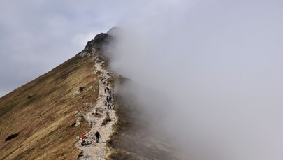 Halny w Tatrach. TPN odradza wyjścia w góry